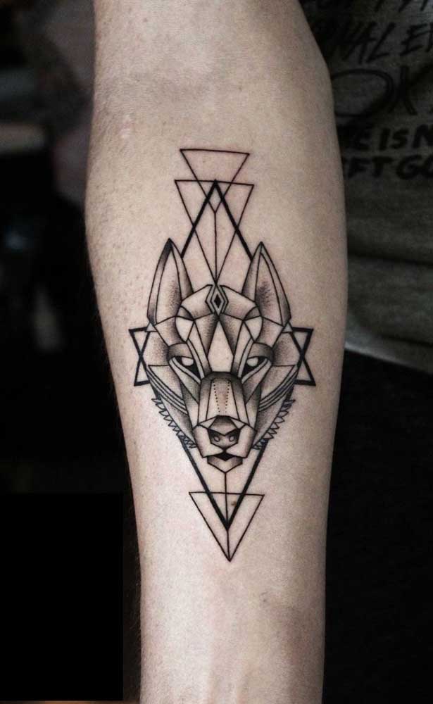 O lobo é uma das figuras mais usadas na tatuagem sombreada masculina.
