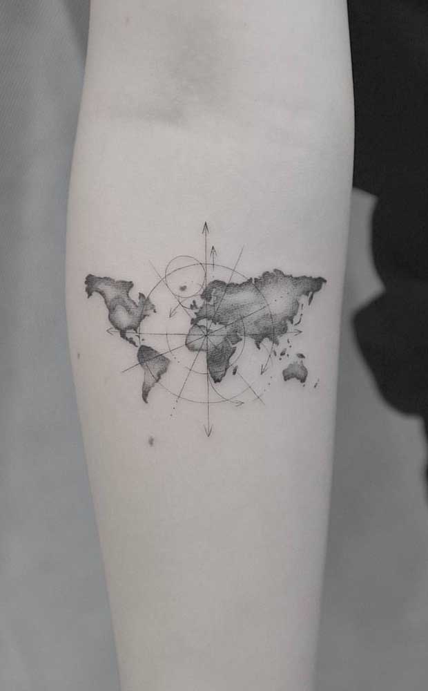 Se você gosta de viajar, o que acha de fazer uma tatuagem sombreada no formato de mapa?