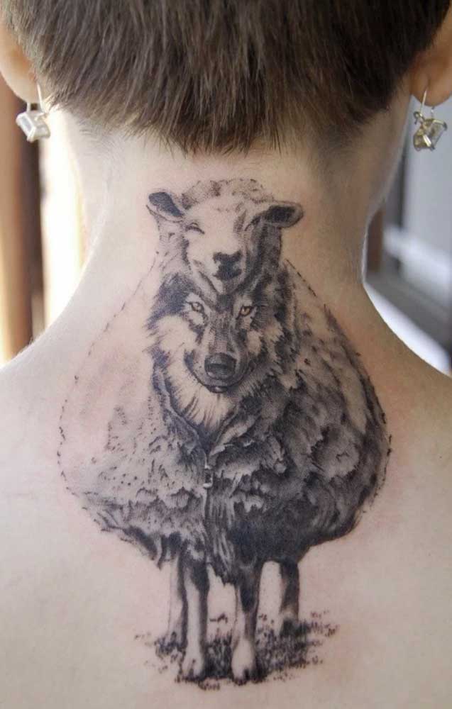 Uma mistura de animais na tatuagem sombreada.