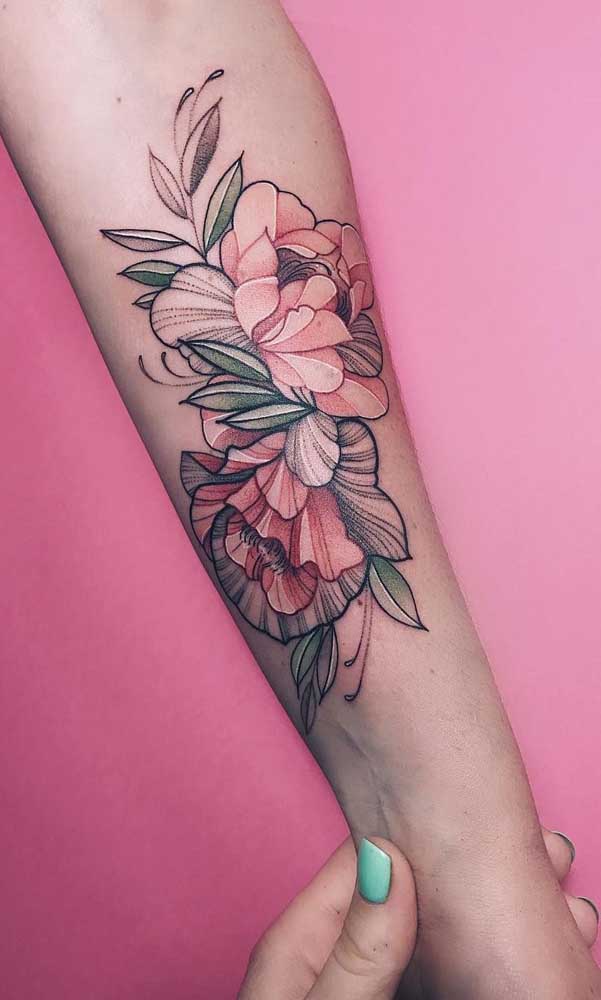 Tatuagem sombreada colorida no formato de rosa.