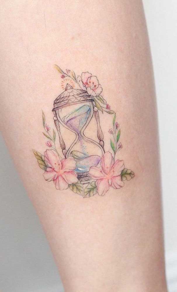 Com cores leves e neutras é possível fazer uma tatuagem sombreada delicada.