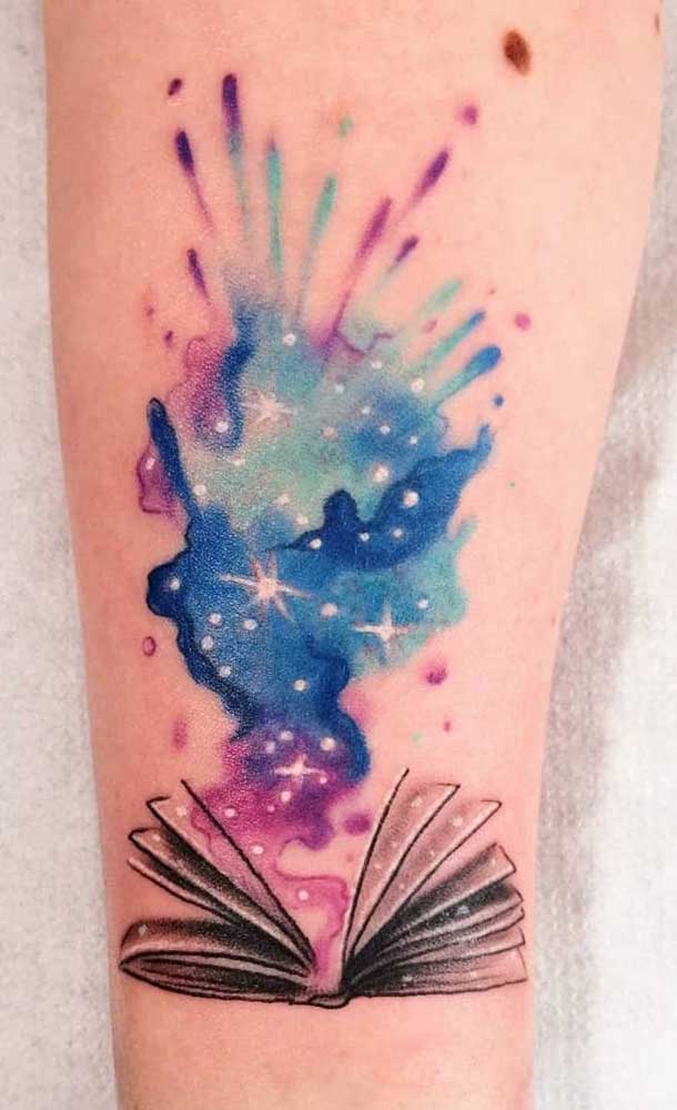 A mistura de cores causa um efeito lindo na tatuagem aquarela.