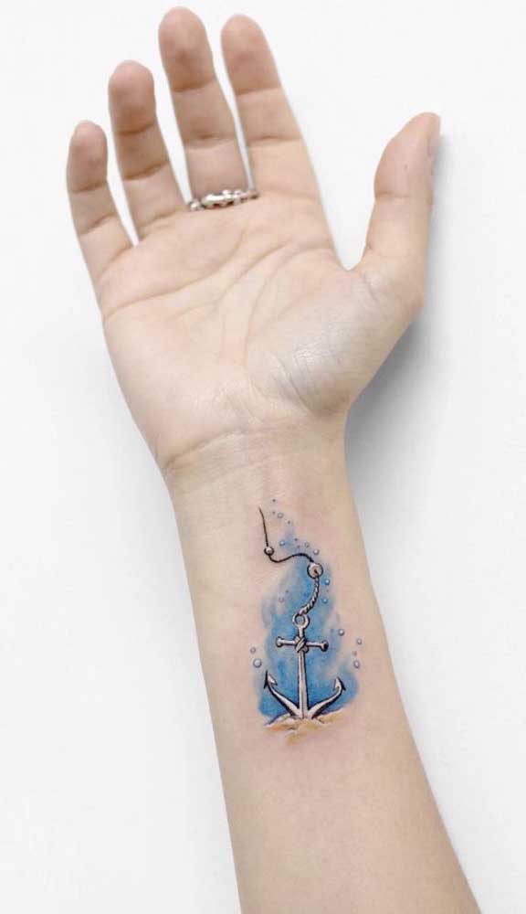 Que tal fazer uma tatuagem aquarela no formato de âncora?