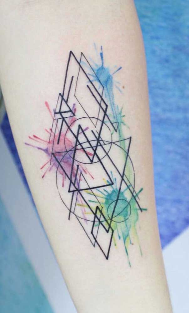 Desenhos abstratos também são bem-vindos na tatuagem aquarela.