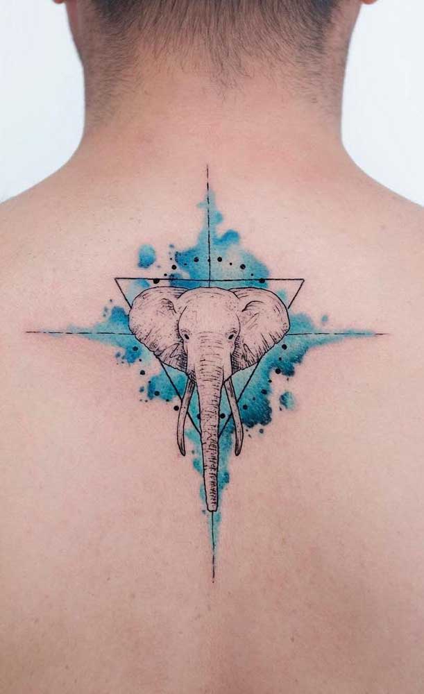 Se você precisa de sorte, pode apostar na tatuagem aquarela elefante.
