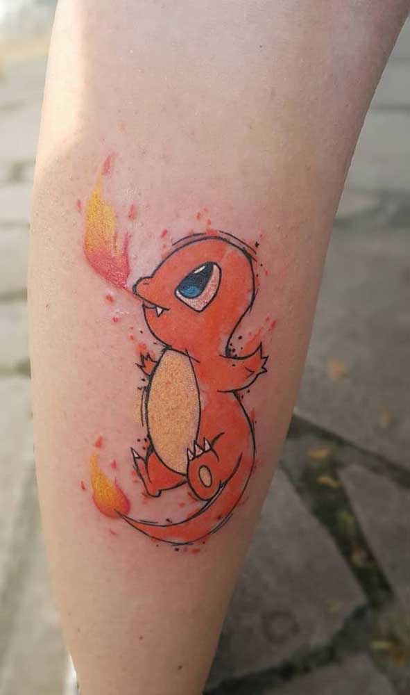 Que dragãozinho mais fofo para tatuar na sua pele.