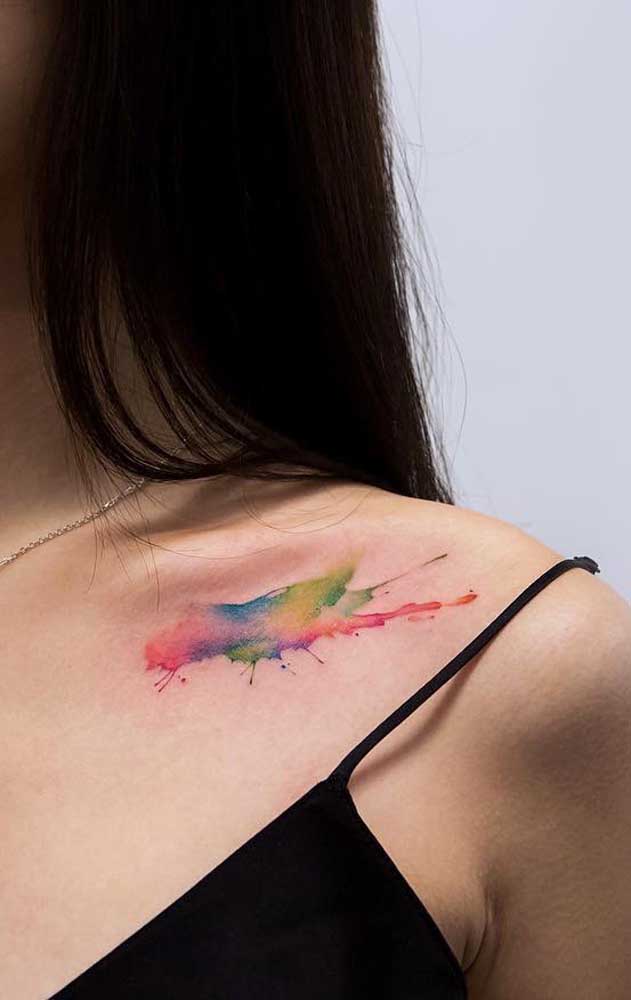 Que tal chamar atenção com uma tatuagem colorida no ombro?