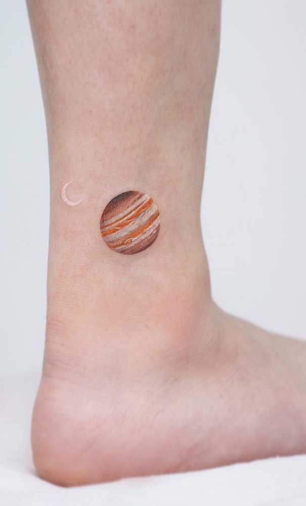 Que tal fazer uma tatuagem aquarela bem discreta no pé?