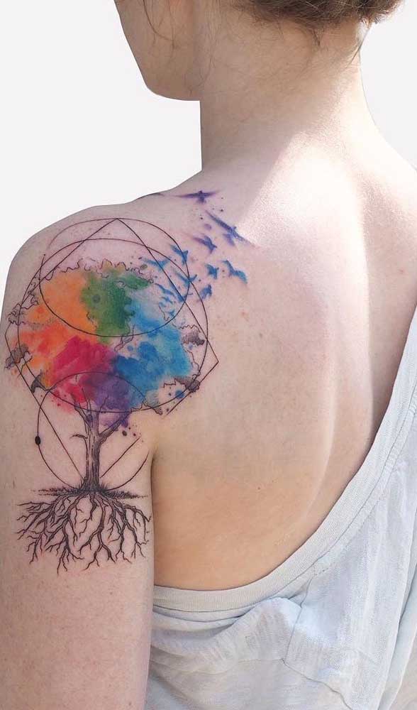 A tatuagem aquarela permite brincar com cores e figuras.