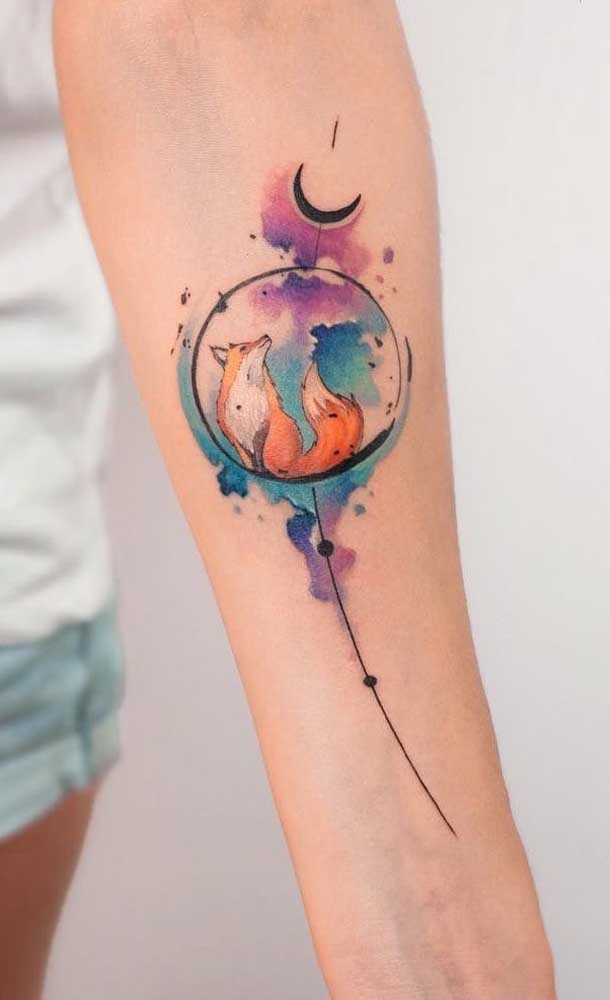 Olha que tatuagem aquarela perfeita para mulheres.