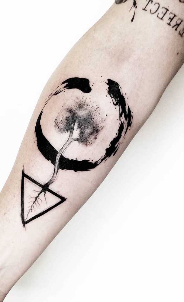 Que tal fazer uma tatuagem aquarela totalmente preta?