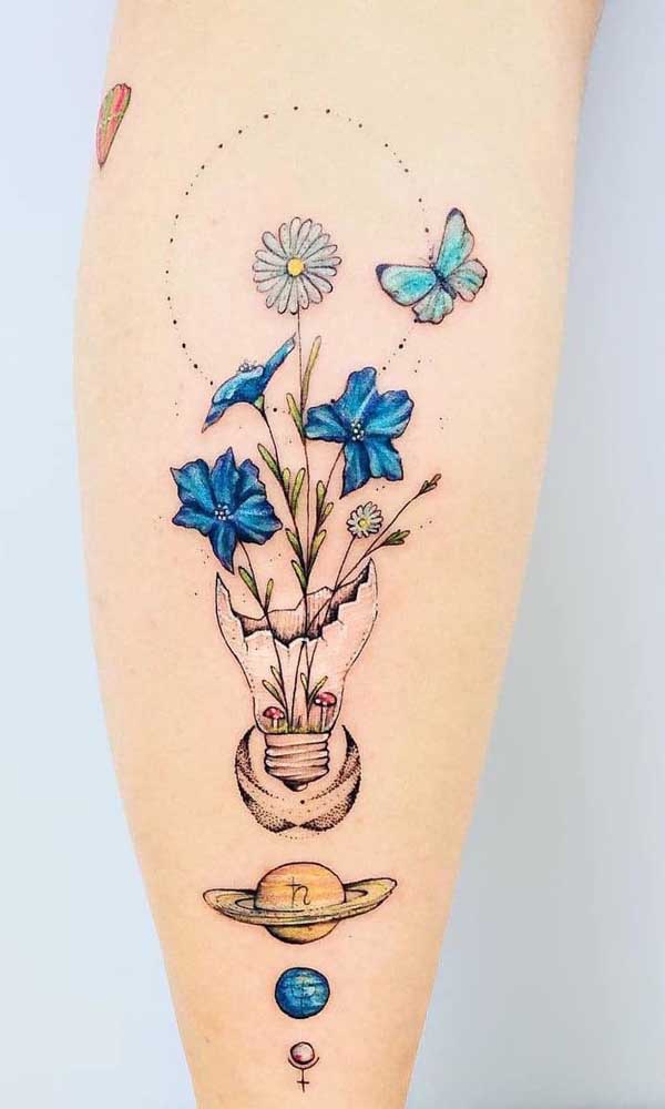 Misture elementos na sua tatuagem aquarela.