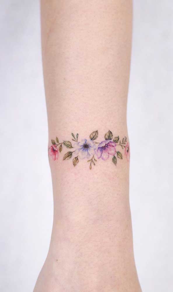 Se você é uma pessoa mais discreta, pode escolher uma tatuagem aquarela mais delicada.