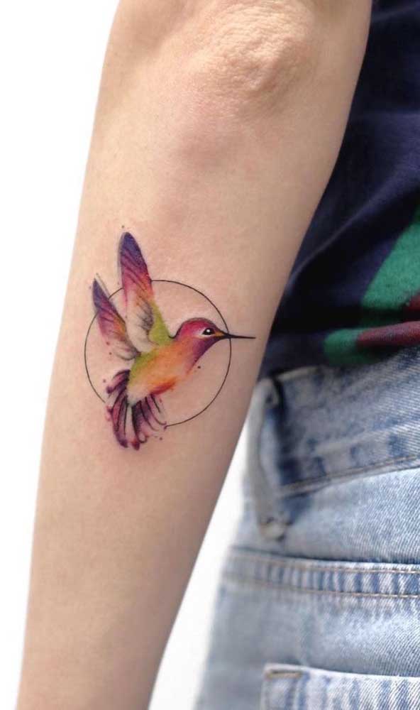 O beija-flor é uma dos principais desenhos escolhidos para quem deseja fazer tatuagem de aquarela.