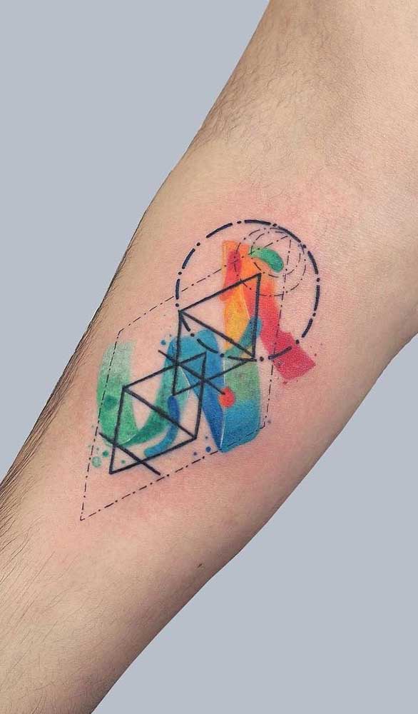 Mais uma opção de tatuagem aquarela usando traços e objetos geométricos.