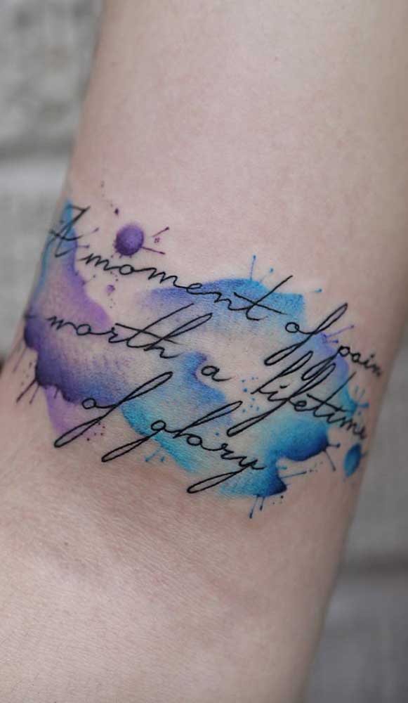 Sabia que é possível fazer uma tatuagem aquarela com frase?