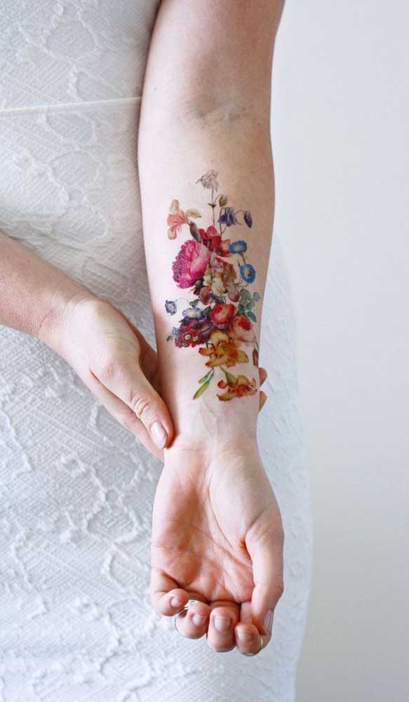 Flores ficam perfeitas na tatuagem aquarela.