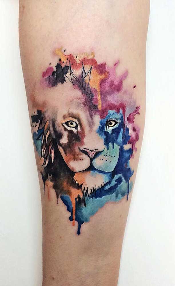 Quer chamar atenção com sua tattoo? Aposte na tatuagem aquarela leão.