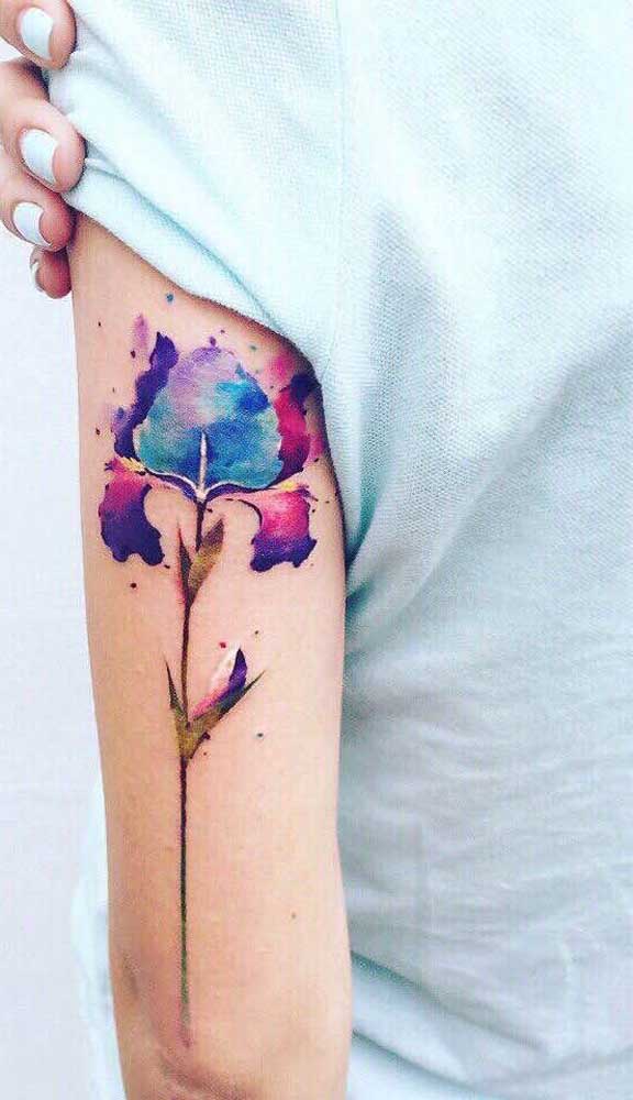 Aposte na figura de uma rosa diferenciada na hora de fazer uma tatuagem aquarela.