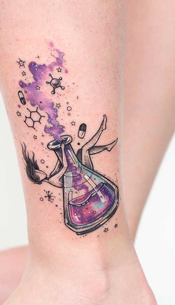 Você pode brincar com a figura da sua tatuagem aquarela.