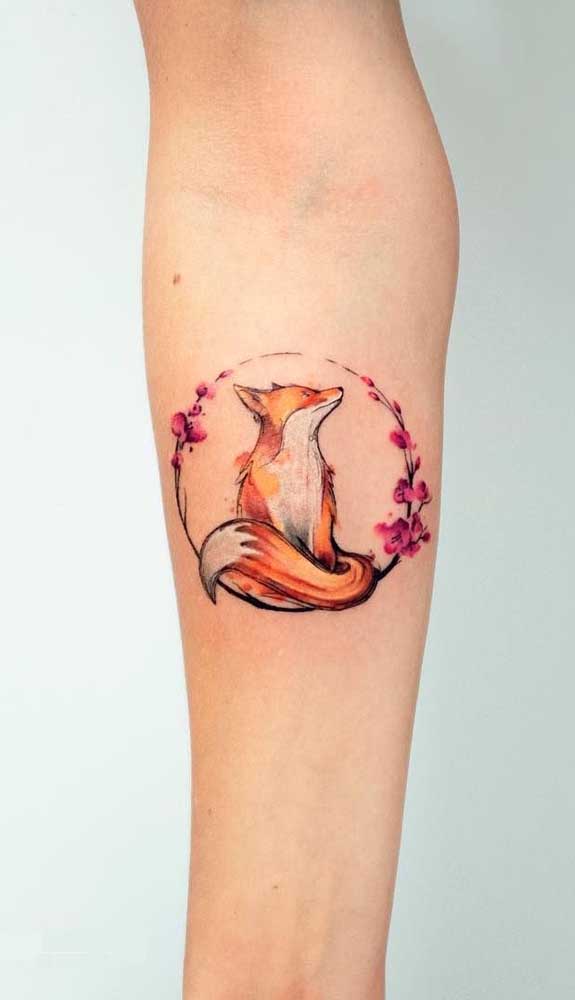 A raposa pode ser escolhida para uma tatuagem aquarela tanto por homens quanto mulheres.
