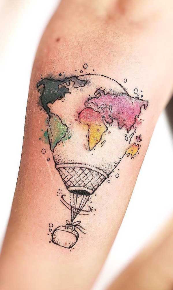 Tatuagem aquarela perfeita para quem ama viajar.