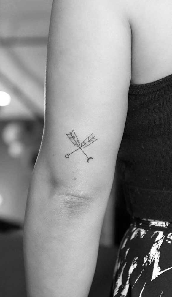 Você quer algo mais discreto? Pode escolher uma tatuagem de flecha delicada para colocar no braço.