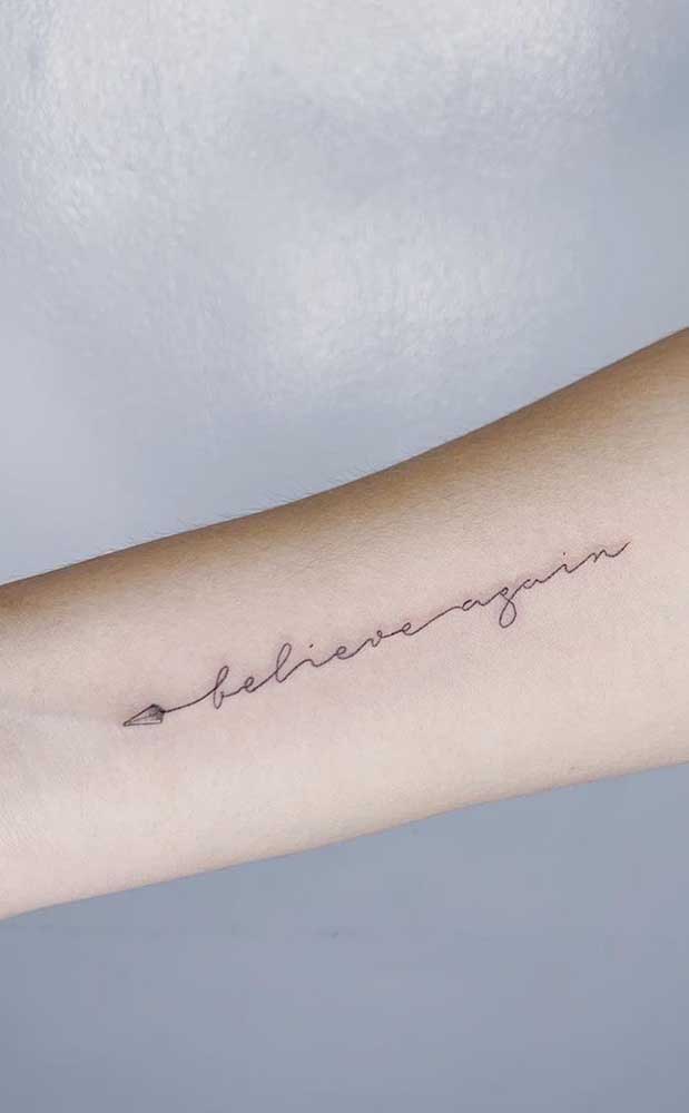 Que tal juntar uma frase com a flecha na hora de fazer a sua tattoo?