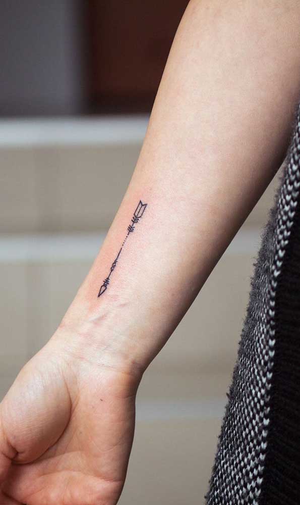 A tatuagem de flecha é muito usada no braço interno.