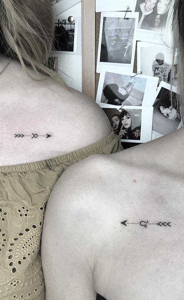 O que acha de combinar com a sua melhor amiga para fazer uma tatuagem de flecha?