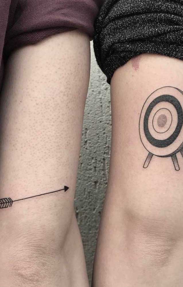 Na tatuagem para casal, a flecha pode está em uma pessoa e o alvo na outra.