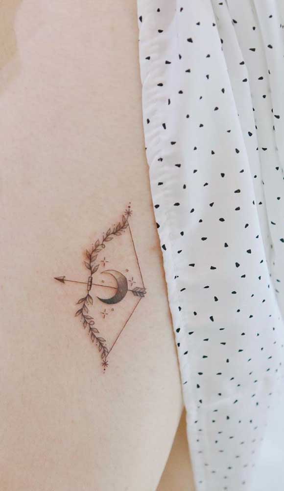 Agora se a intenção é fazer algo mais discreto, que tal tatuar um arco e flecha no peito?