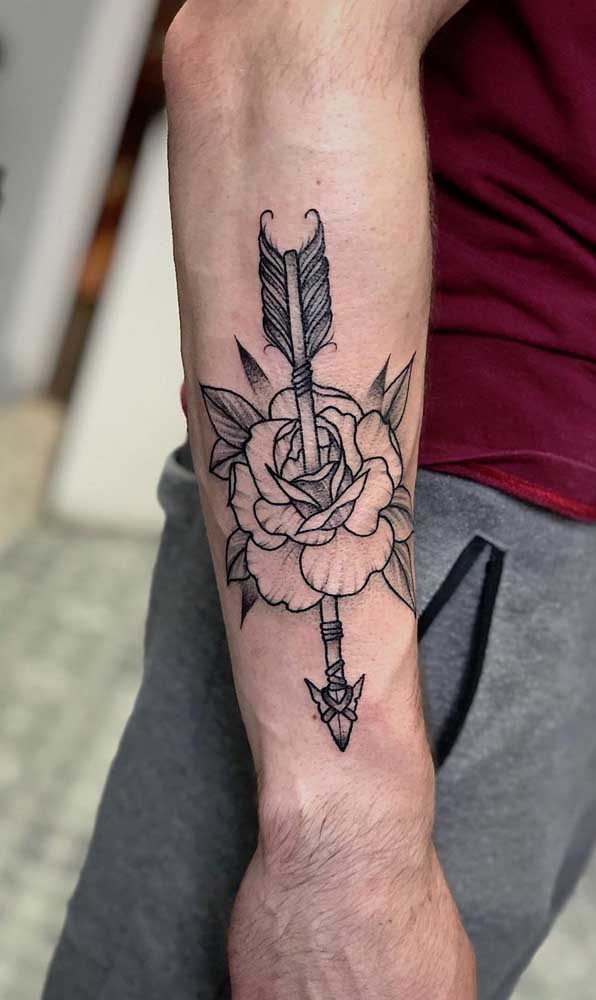 Flor e flecha: duas figuras antagônicas que podem ficar perfeitas juntas em uma tatuagem.