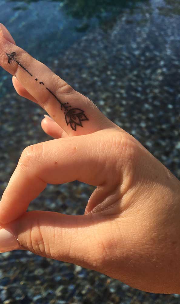 Já pensou em fazer uma tatuagem de flecha no dedo?