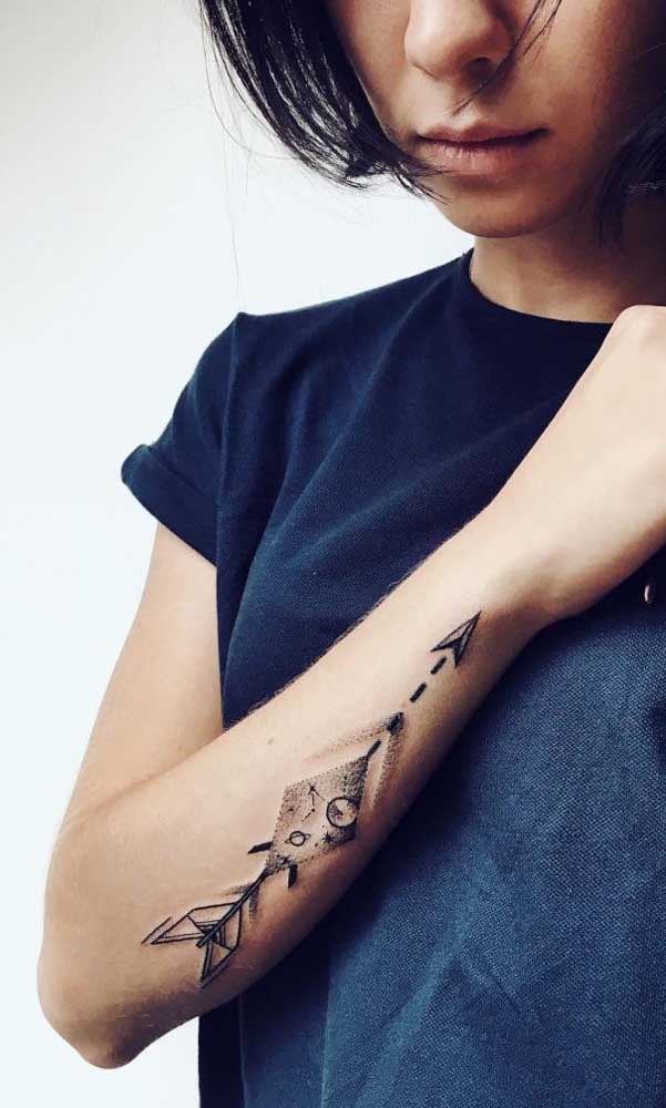 Que tal apostar em uma tatuagem de flecha no braço no estilo 3D?