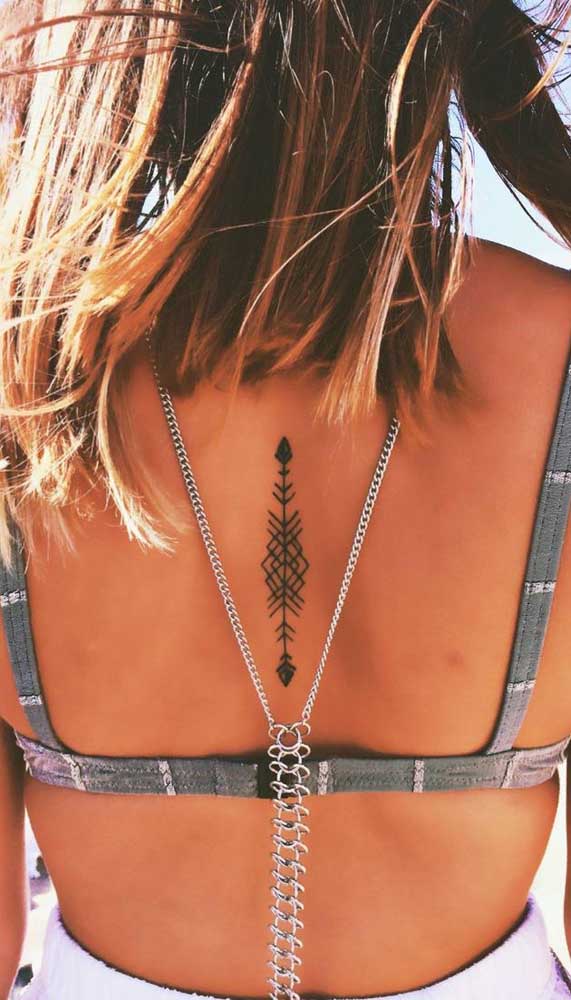 A tatuagem de flecha nas costas pode ser uma ótima opção tanto para homens quanto para mulheres.