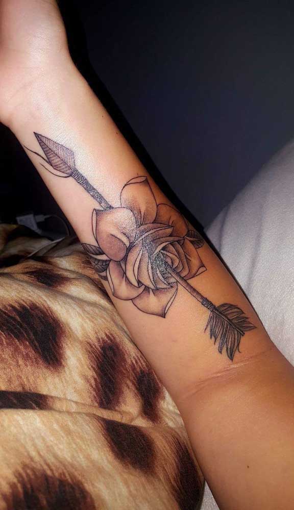 Veja como fica linda a tatuagem de flecha com rosa.