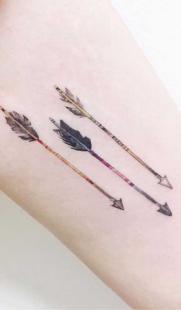 Quer acertar o alvo? Aposte na tatuagem com três flechas.