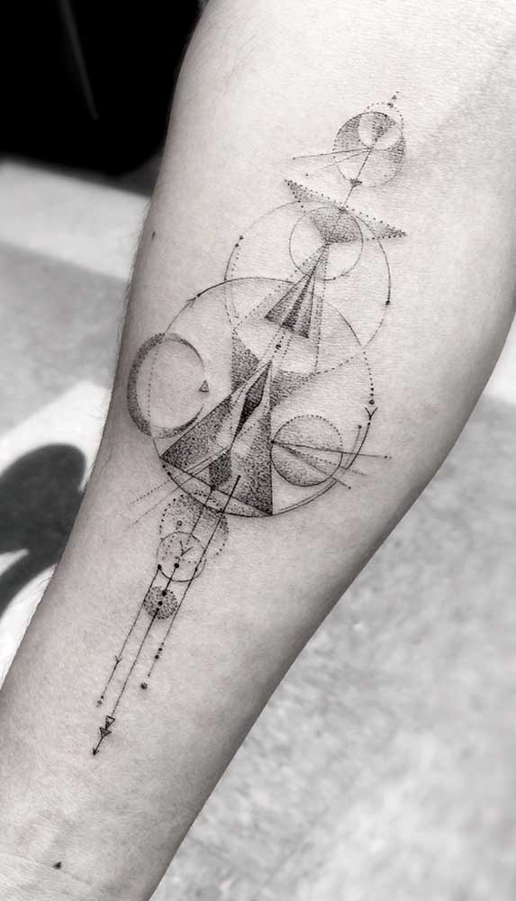 Uma tatuagem de flecha feita com vários formatos de desenhos.