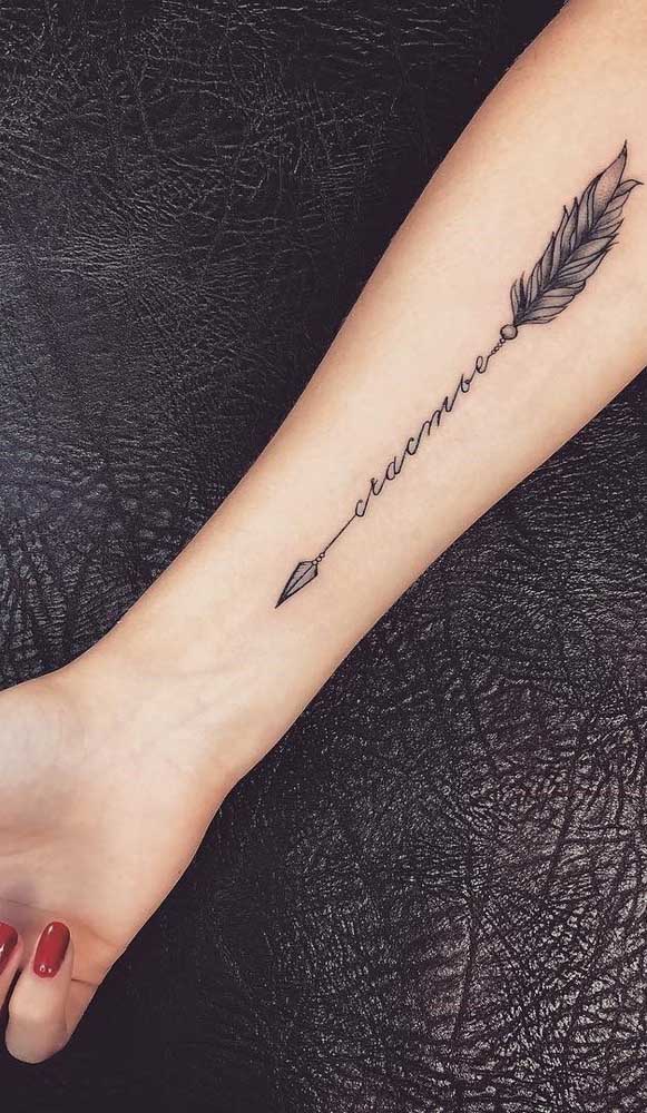 Existe significado mais perfeito do que fazer uma tatuagem de flecha com nome?