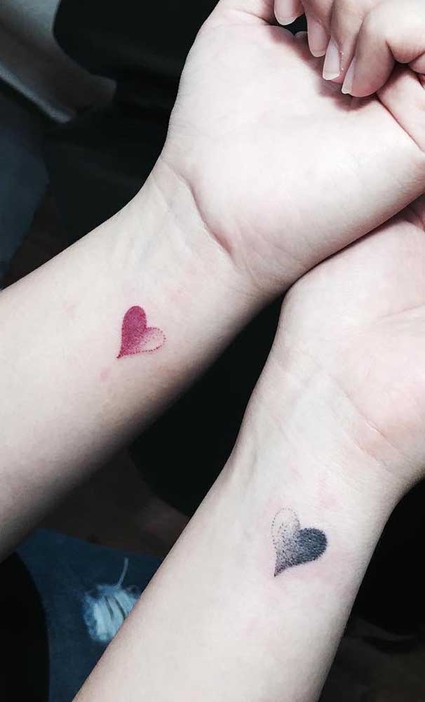 Outra opção de tatuagem de irmãs delicadas.