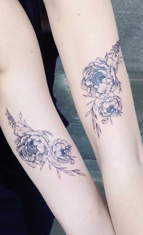 Duas irmãs podem escolher o mesmo desenho na hora de fazer uma tatuagem.