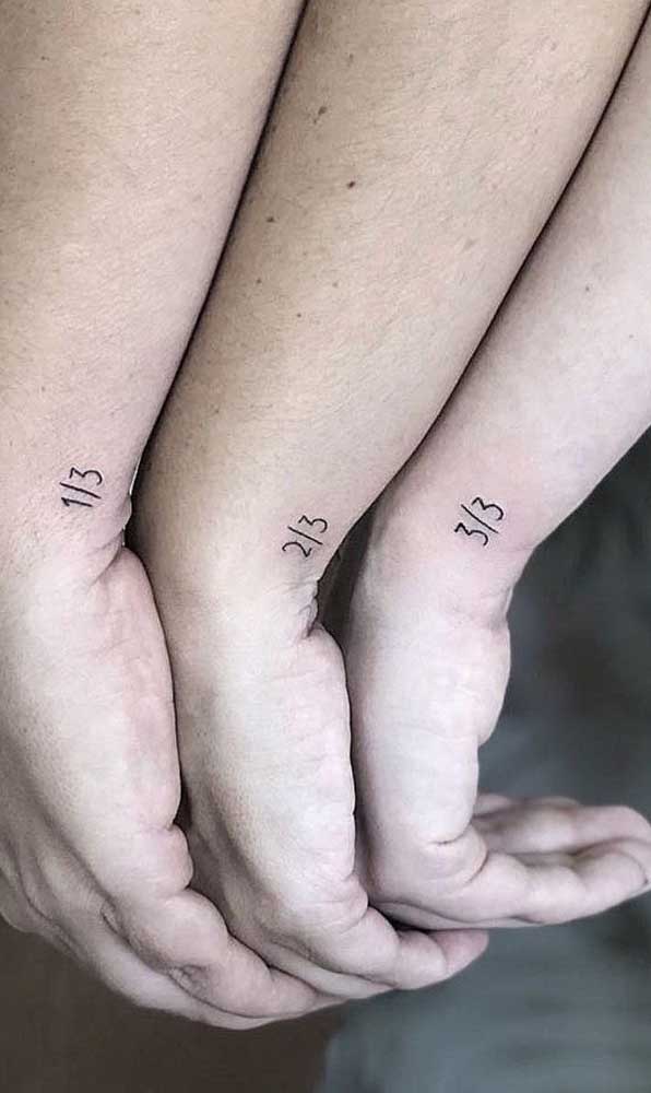 Use a criatividade para fazer uma tatuagem de irmãs.