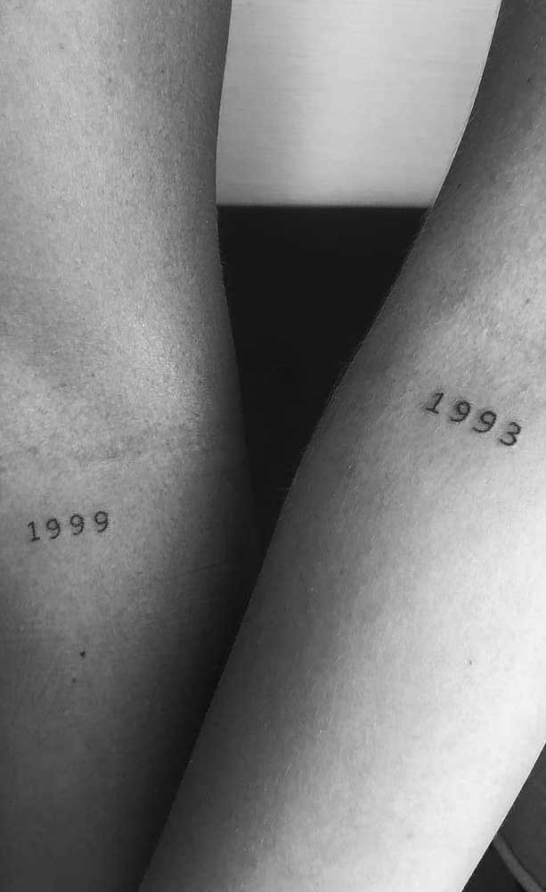 O ano de nascimento é uma das opções mais usadas na tatuagem de irmãs.
