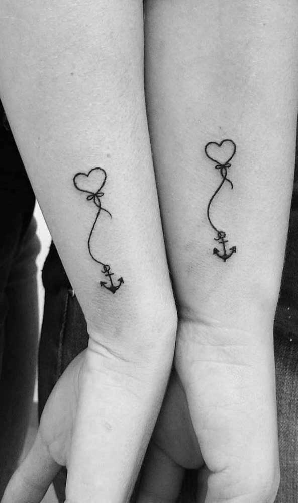 Uma âncora e um balão no formato de coração para duas irmãs.