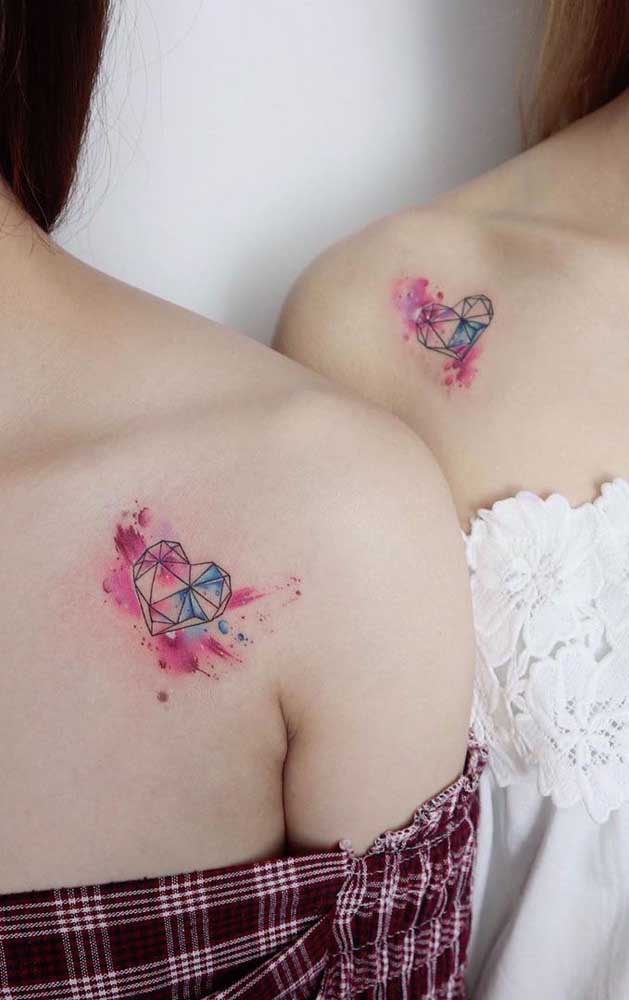 Olha que tatuagem de irmãs no ombro mais fofa.