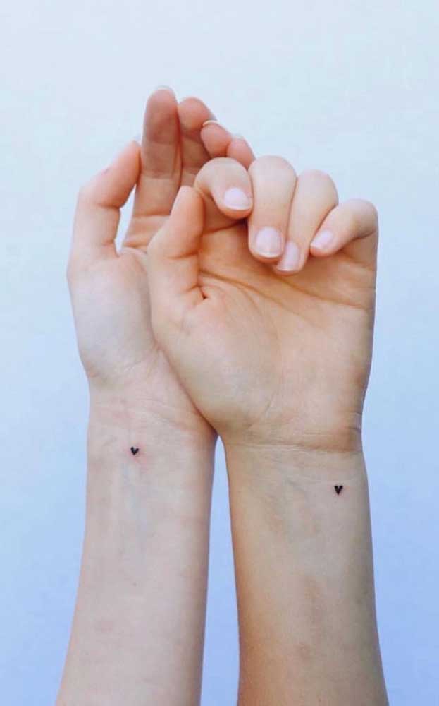 A simplicidade de uma tatuagem que representa o amor de irmãs.