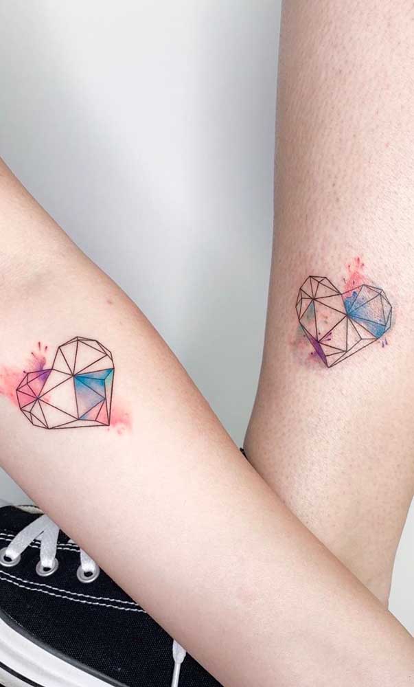 Que tal fazer uma tatuagem de irmãs colorida?