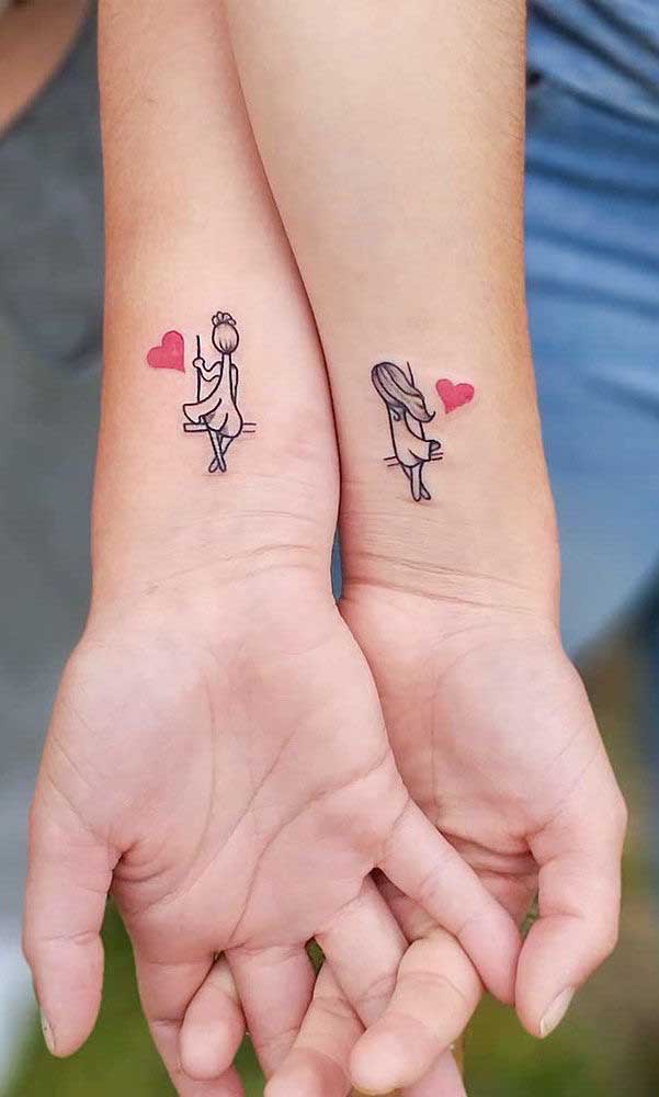 Tem tatuagem mais fofa do que a tatuagem de irmãs no balanço?