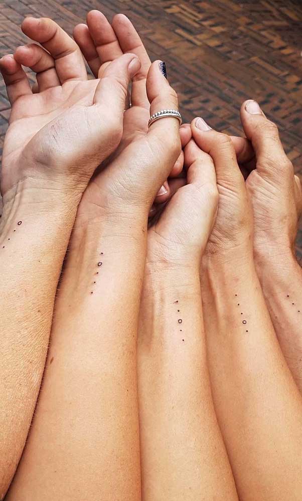 Já pensou em fazer uma tatuagem de irmãs delicadas?